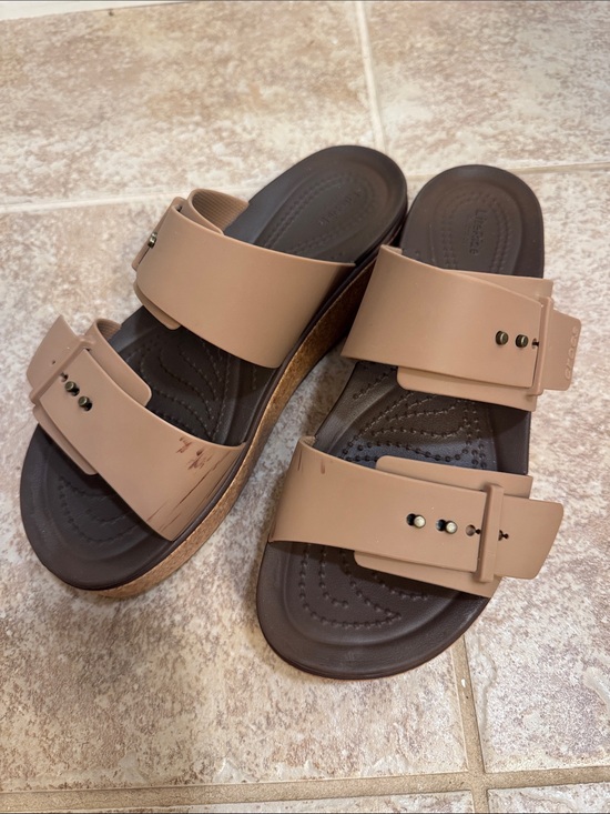 CROCS Shoes - CROCS Brooklyn Buckle Platform Sandals